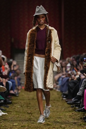 لمسة من الألفينات تعود إلى المنصة